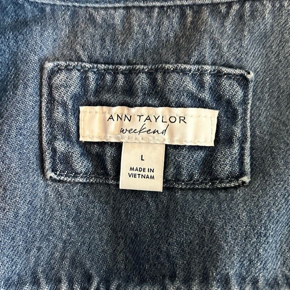 ANN TAYLOR WEEKEND DENIM CHORE SHIRT JACKET SZ LARGE IN MEDIUM BLUE WASH - Picture 5 of 6
